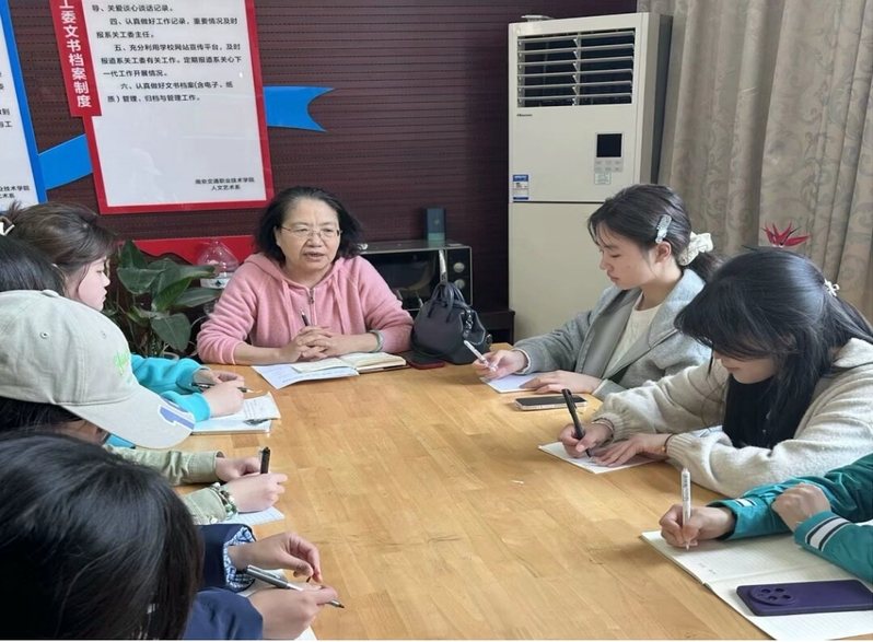 与青年学生谈心