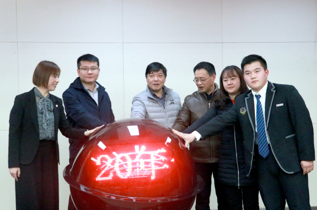 管委会副主任王宁邦,学院党委书记贾俐俐,院长张毅,党委副书记周传林